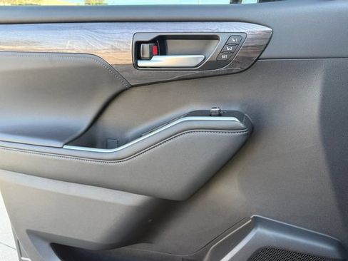 Used 2024 Toyota Highlander Platinum FWD image 21
