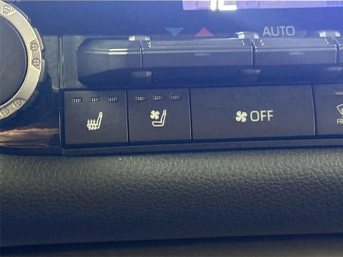 Used 2023 Toyota Tundra Limited w/ Power Package RWD image 32