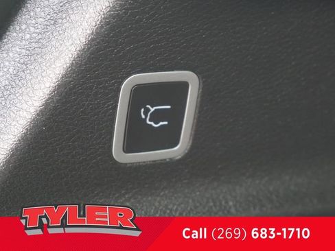 Used 2025 Chrysler Pacifica Limited image 19