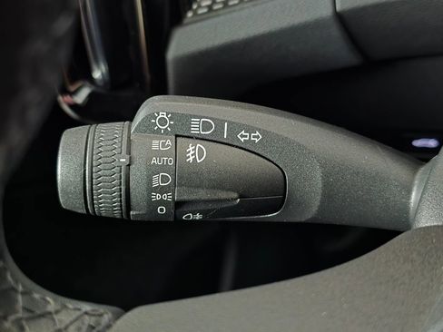 Used 2022 Volvo XC40 T5 R-Design w/ Advanced Package image 33