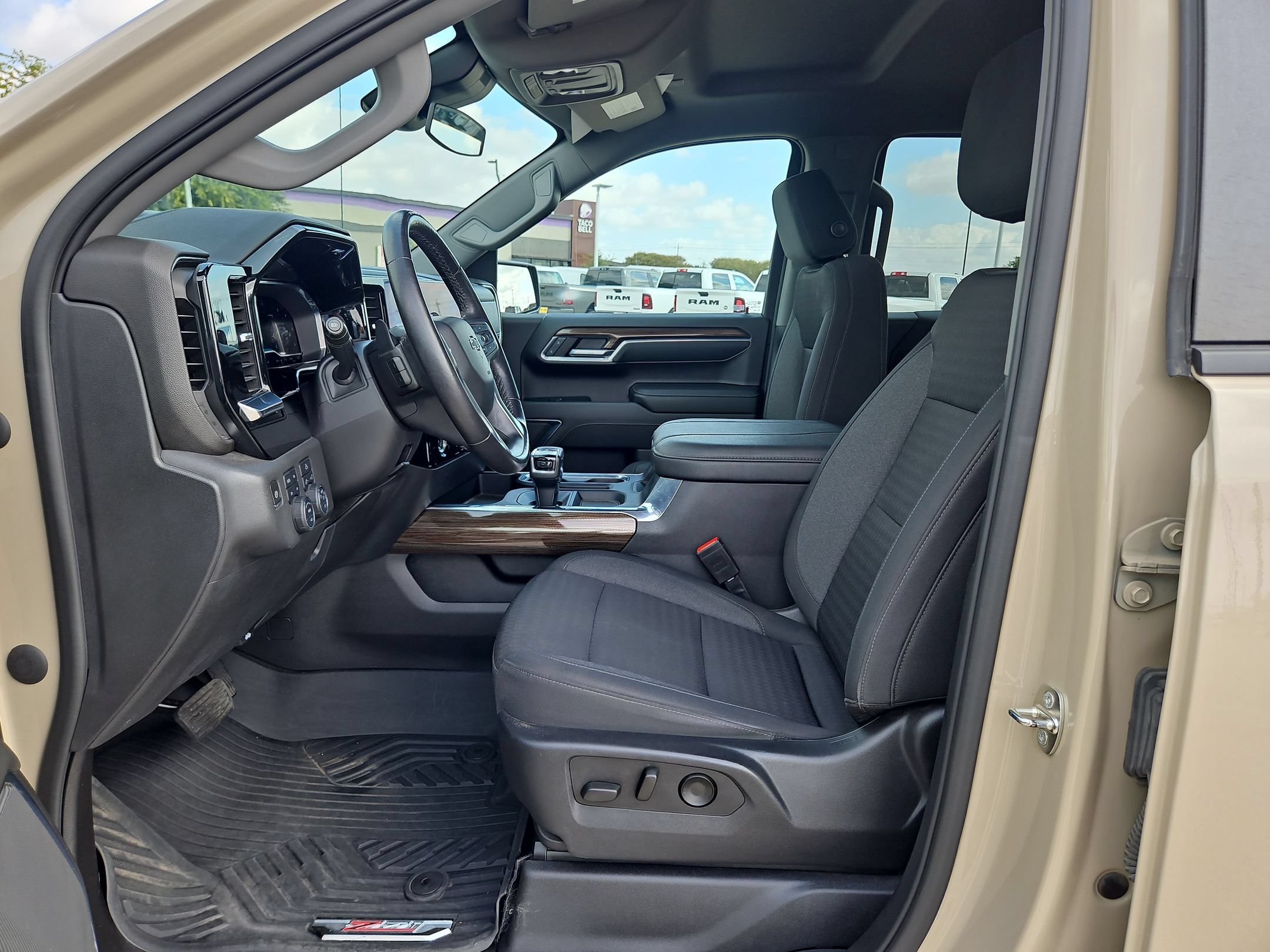 Used 2023 Chevrolet Silverado 1500 LT Trail Boss w/ LPO, Dark Essentials Package AWD/4WD image 9