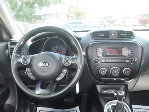 Used 2016 Kia Soul FWD image 16