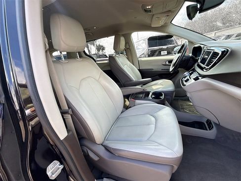 Used 2018 Chrysler Pacifica Touring-L image 33