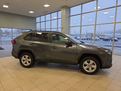 Used 2020 Toyota RAV4 LE image 5