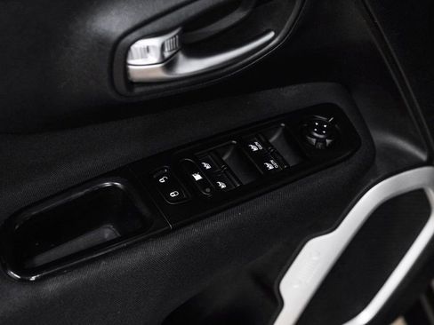 Used 2018 Jeep Renegade Latitude image 46