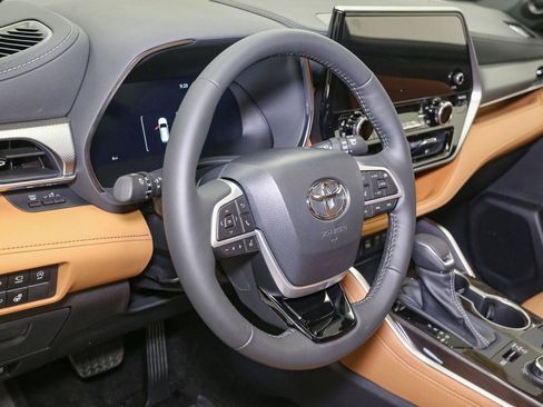 Used 2026 Toyota Highlander Platinum AWD/4WD image 29
