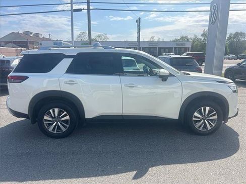 Used 2022 Nissan Pathfinder SL w/ SL Black Package AWD/4WD image 4