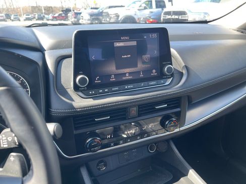 Used 2025 Nissan Rogue SV image 20