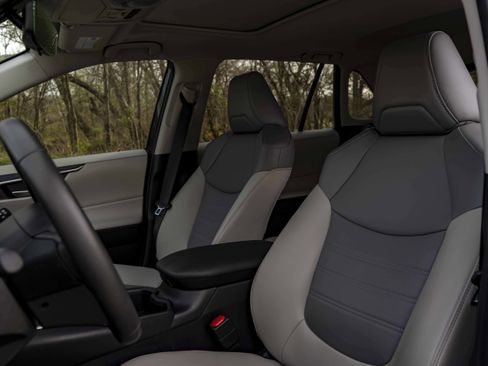 Used 2025 Toyota RAV4 XLE Premium image 17