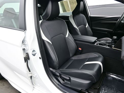 Used 2025 Toyota Camry SE image 14