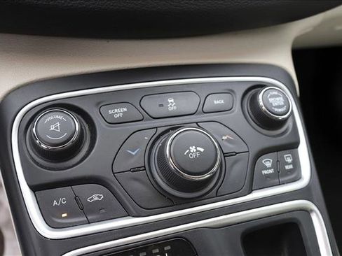 Used 2015 Chrysler 200 Limited FWD image 18