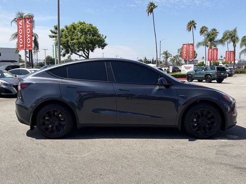 Used 2024 Tesla Model Y Long Range AWD/4WD image 45