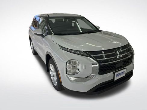 New 2025 Mitsubishi Outlander ES image 7