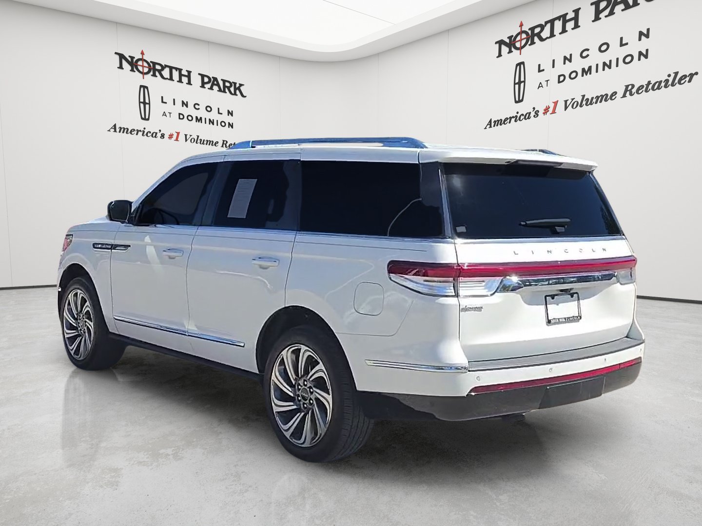 Used 2024 Lincoln Navigator Premiere AWD/4WD image 3