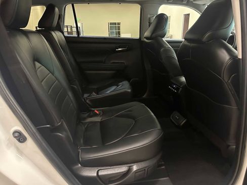 Used 2023 Toyota Highlander XLE AWD/4WD image 26