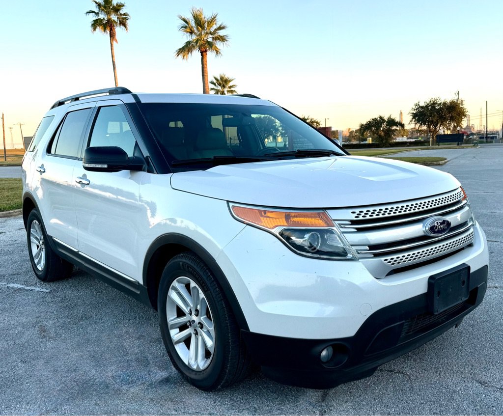 Used 2015 Ford Explorer XLT w/ Equipment Group 202A FWD image 3