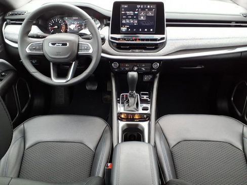 Used 2025 Jeep Compass Latitude image 11