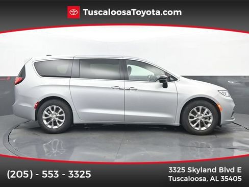 Used 2026 Chrysler Pacifica Limited FWD image 1