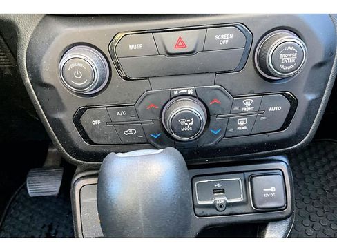 Used 2020 Jeep Renegade Latitude w/ Cold Weather Group image 29