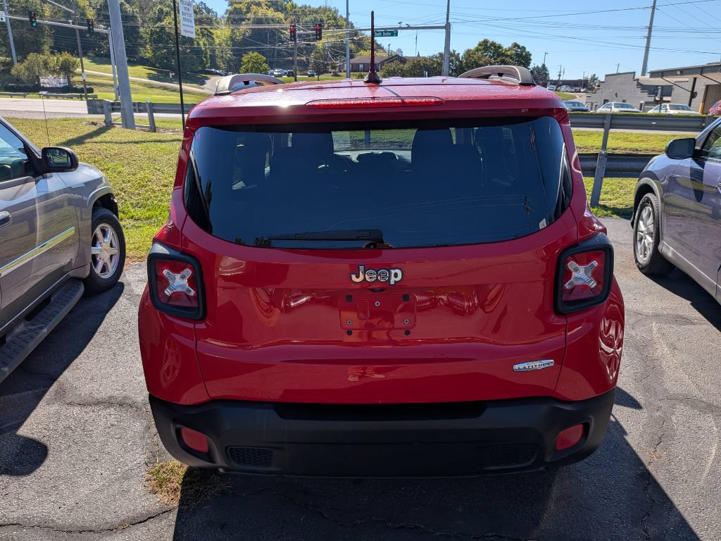 Used 2015 Jeep Renegade Latitude w/ Cold Weather Group FWD image 4