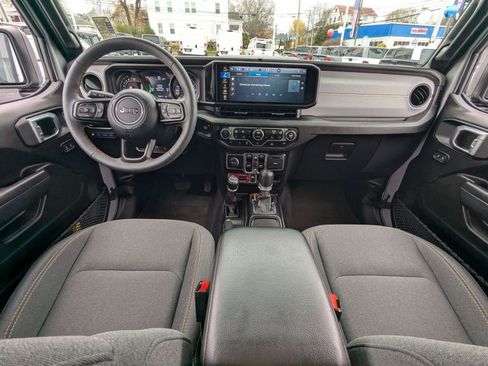 Used 2024 Jeep Wrangler Unlimited image 17