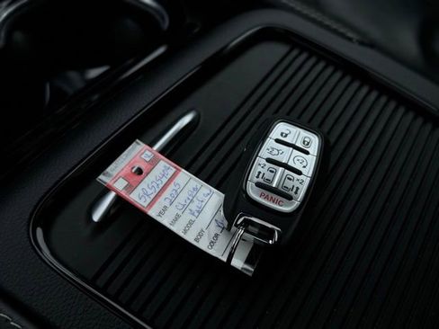 Used 2025 Chrysler Pacifica Limited image 44