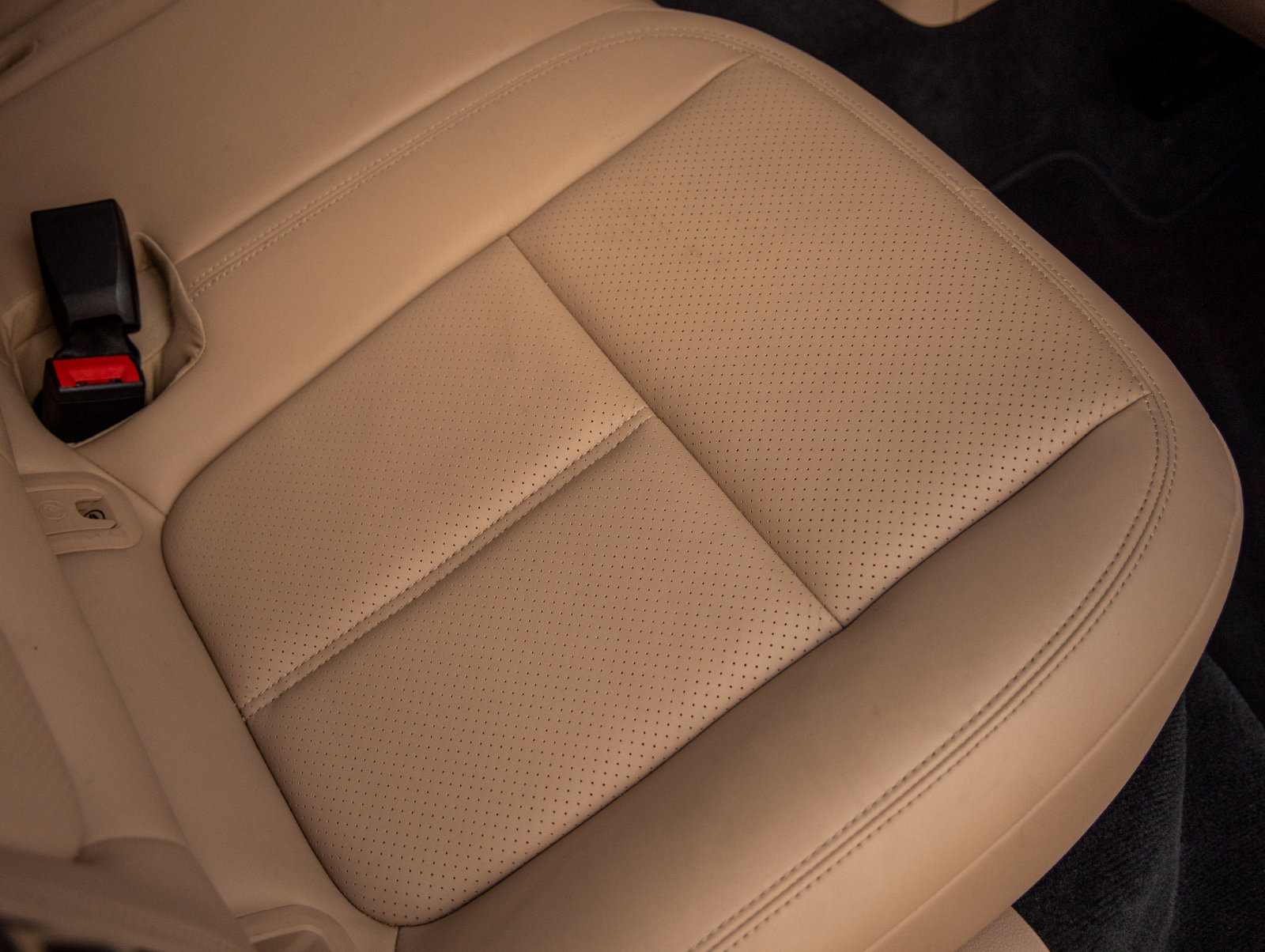 Certified 2024 Porsche Macan AWD/4WD image 39