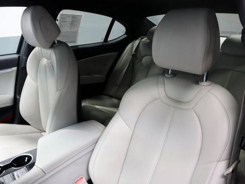 Used 2023 Genesis G70 2.0T image 27