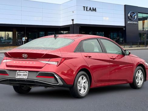Used 2024 Hyundai Elantra SE FWD image 4