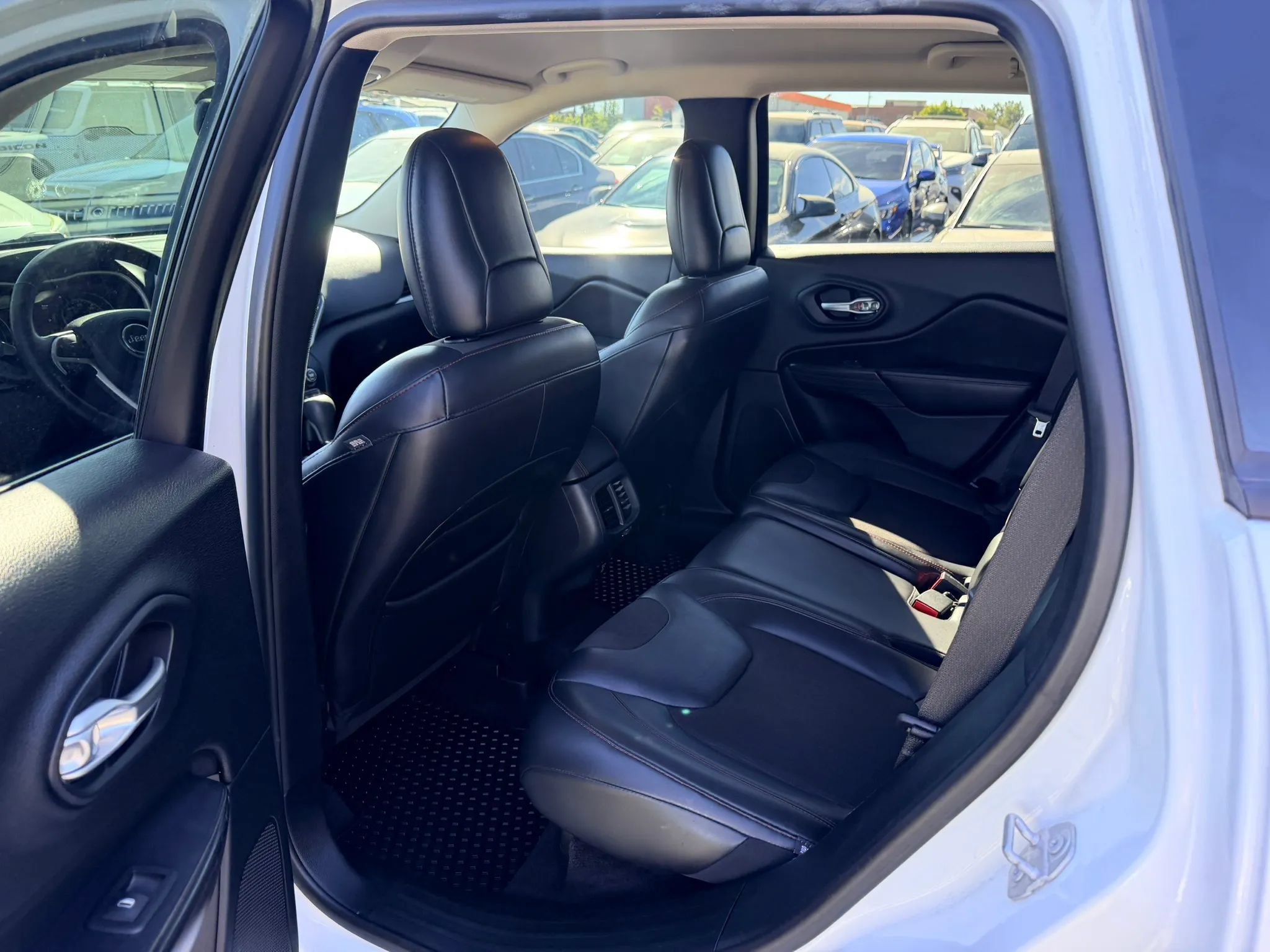 Used 2016 Jeep Cherokee Trailhawk AWD/4WD image 15