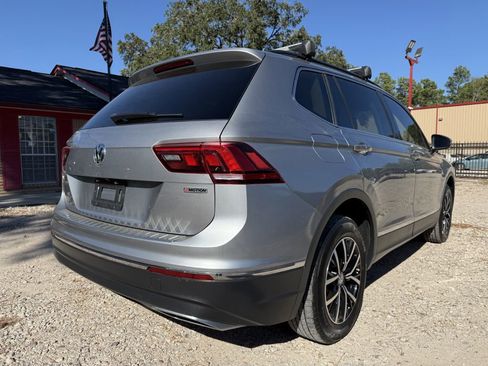 Used 2021 Volkswagen Tiguan SE w/ Panoramic Sunroof Package image 5