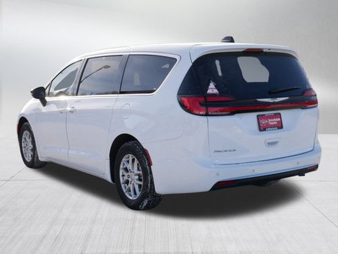 Used 2024 Chrysler Pacifica Touring-L image 5