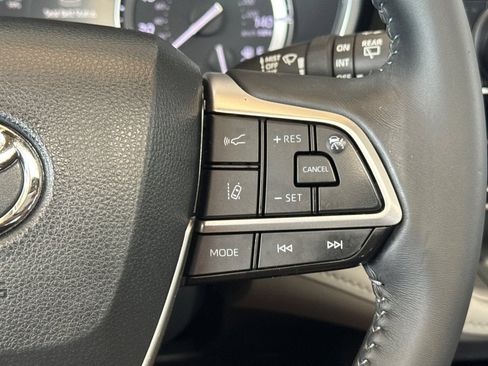 Used 2022 Toyota Highlander XLE AWD/4WD image 31