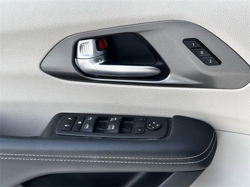 Used 2024 Chrysler Pacifica Touring-L image 19