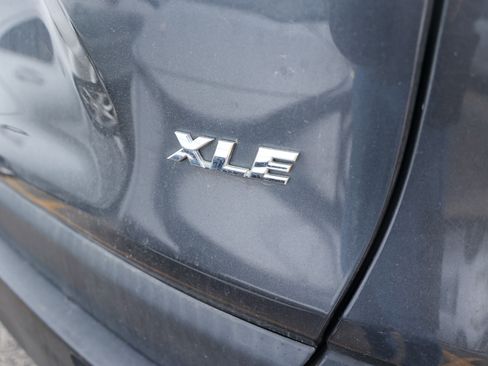 Used 2020 Toyota RAV4 XLE Premium FWD image 10