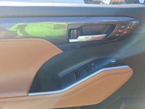 Used 2023 Toyota Highlander Platinum image 19