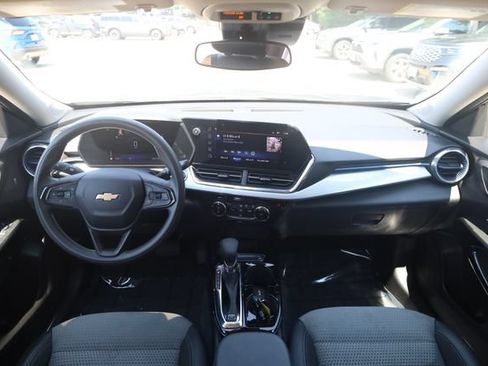 Used 2025 Chevrolet Trax LT FWD image 11