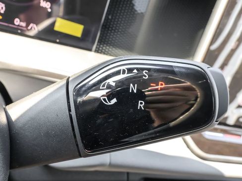 Used 2025 Volkswagen Tiguan SE image 24