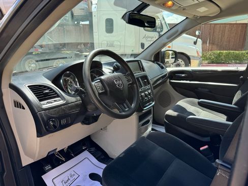 Used 2018 Dodge Grand Caravan SE w/ UConnect Hands-Free Group FWD image 18