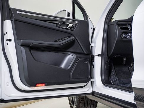 Certified 2025 Porsche Macan image 25