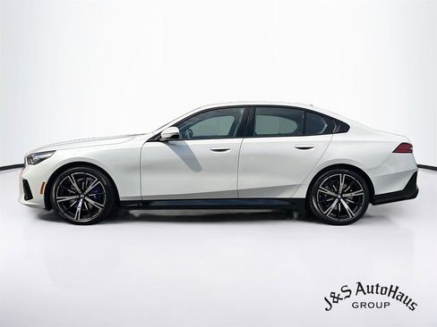 Used 2026 BMW 530i xDrive w/ M Sport Package AWD/4WD image 4