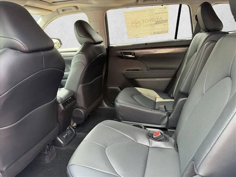 New 2026 Toyota Highlander Limited AWD/4WD image 8
