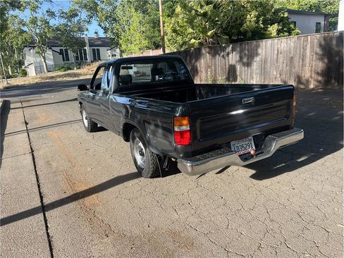 Used 1990 Toyota Pickup Deluxe RWD image 5