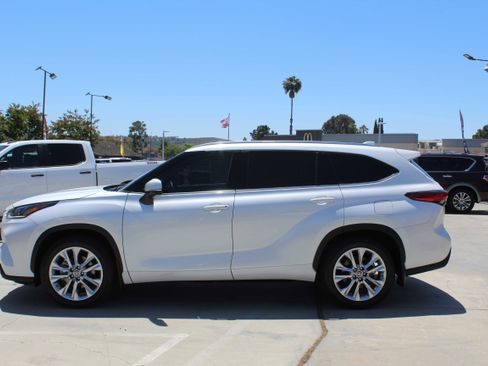 Used 2023 Toyota Highlander Limited FWD image 8