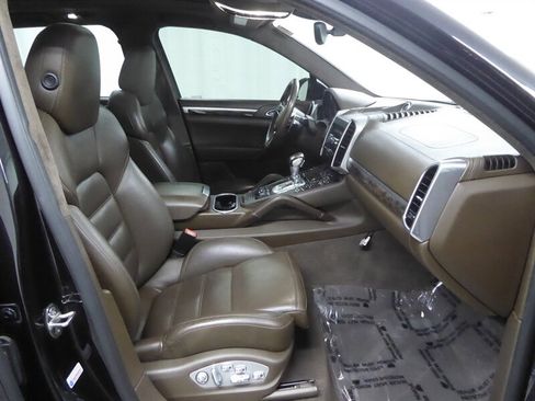 Used 2015 Porsche Cayenne Turbo AWD/4WD image 25