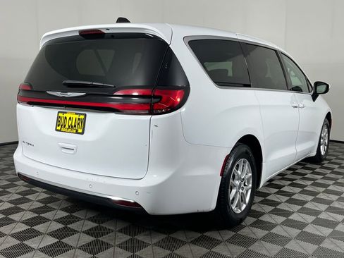 Used 2023 Chrysler Pacifica Touring-L FWD image 6