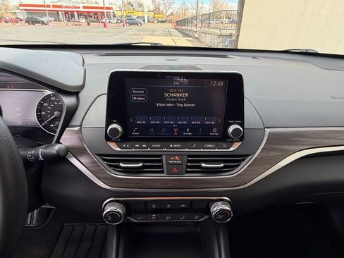 Used 2025 Nissan Altima 2.5 SV image 17