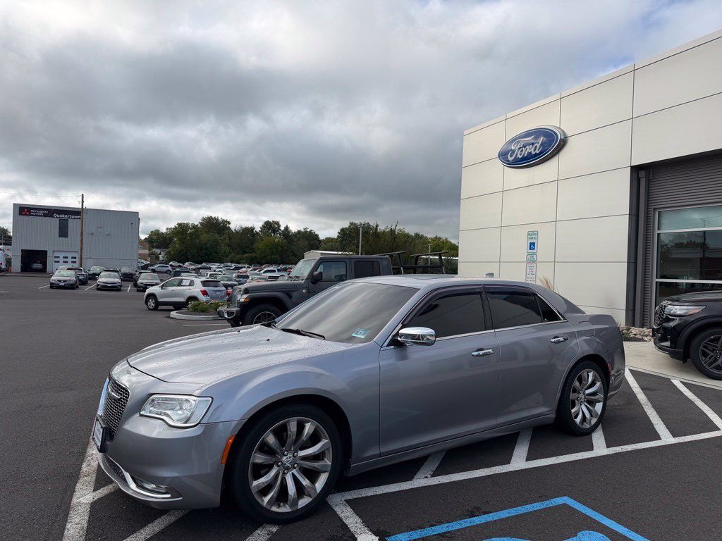 Used 2017 Chrysler 300 C RWD image 1