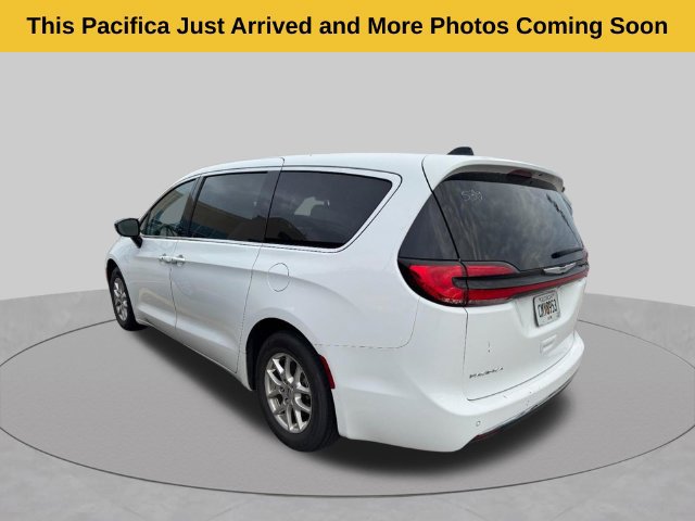 Used 2024 Chrysler Pacifica Touring-L FWD image 4