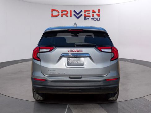 Used 2024 GMC Terrain SLE image 4